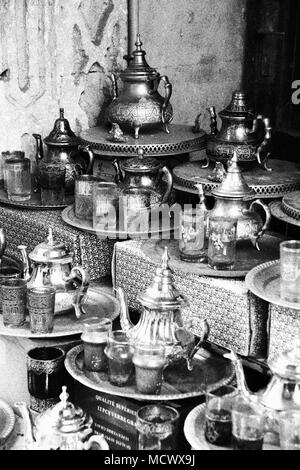 Altmodisches Bild der traditionellen Blechdosen und Tee Becher am Alten Souk in Casablanca, Marokko Stockfoto