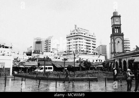 Altmodische schwarz-weiss Bild des Clock Tower am Eingang des alten Souk in Casablanca, Marokko Stockfoto