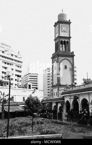 Altmodische schwarz-weiss Bild des Clock Tower am Eingang des alten Souk in Casablanca, Marokko Stockfoto