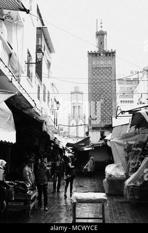 Altmodische schwarz-weiß Bild von Menschen zu Fuß durch eine enge Gasse im Alten Souk in Casablanca, Marokko Stockfoto