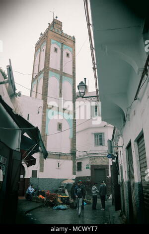 Altmodisches Bild eines einfachen Marktstand mit Gemüse zum Verkauf vor dem Eingang einer Moschee an der alten Souk in Casablanca, Marokko Stockfoto