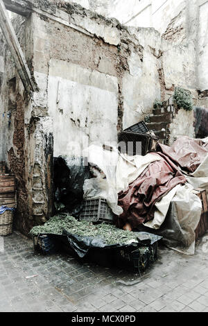 Altmodisches Bild mit einem Filter einer unordentlichen Seitenstraße verwendet als temporären Speicher am Alten Souk in Casablanca, Marokko Stockfoto