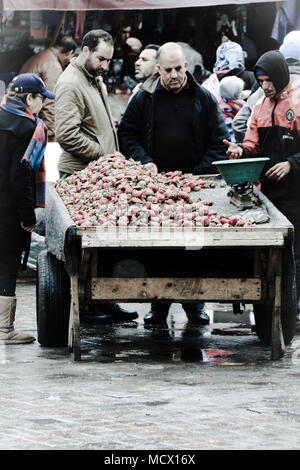 Altmodisches Bild mit einem Filter von 1001 Menschen kaufen und verkaufen auf dem Alten Souk in Casablanca, Marokko Stockfoto