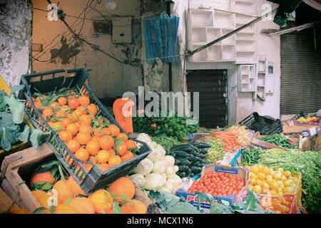 Altmodisches Bild mit einem Filter der Marktstand mit Gemüse zum Verkauf an der alten Souk in Casablanca, Marokko Stockfoto