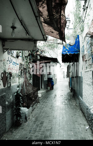 Altmodisches Bild mit einem Filter eines typischen, engen Gasse im Wohngebiet in der Umgebung des alten Souk in Casablanca, Marokko Stockfoto