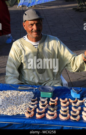 Marokkanische senior Verkauf von gebrauchten oder neuen Zähne auf einem Markt in der berühmten Jemaa el Stall-Fnaa Platz in Marrakesch, Marokko Stockfoto