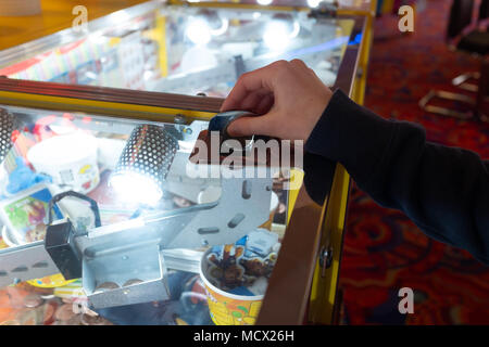 Spielen Spielautomaten an der Spielhallen in Skegness, Großbritannien Stockfoto