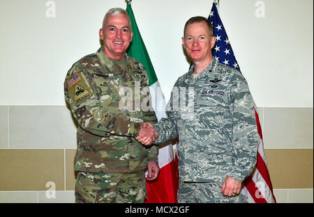 Von links, Brig. Gen. Eugene J. LeBoeuf, US-Armee Afrika wirkenden kommandierenden General und Brig. Gen. William S. West, Stellvertretender Direktor für Operationen, US Africa Command, für ein Foto innerhalb der Armee Speisesaal in der caserma Del Din in Vicenza, Italien, März 1, 2018 darstellen. (Foto von der U.S. Army Antonio Bedin) Stockfoto