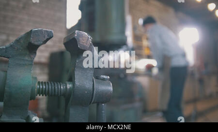 Schmied schmieden rote heiße Eisen auf dem Amboss - automatische Hämmern, de-fokussierten Stockfoto