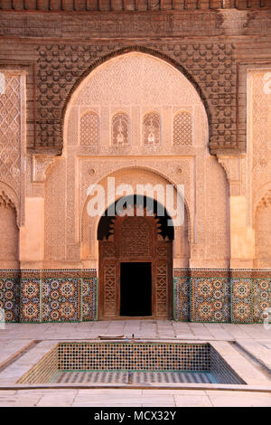 Eingang zu den Kolonnaden um den Innenhof der Medrese Ben Youssef (Qur'anic Schule) in Marrakesch, Marokko Stockfoto