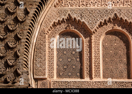 Orientalische Fenster Schnitzereien an der Madrasa Ben Youssef (Qur'anic Schule) in Marrakesch, Marokko Stockfoto