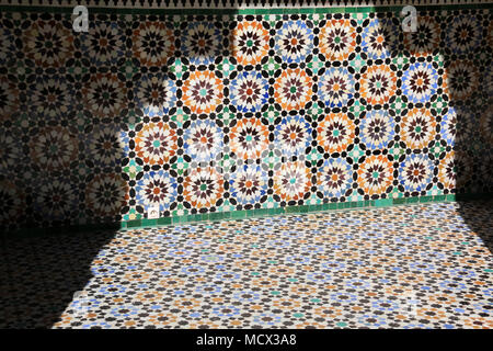 Typische marokkanische Fliesen für Wand und Boden an der Madrasa Ben Youssef (Qur'anic Schule) in Marrakesch, Marokko Stockfoto