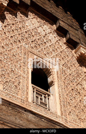 Orientalische Fenster Schnitzereien an der Madrasa Ben Youssef (Qur'anic Schule) in Marrakesch, Marokko Stockfoto