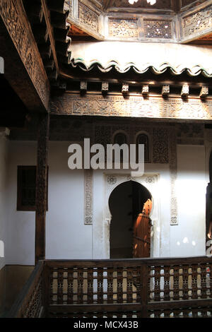 Eingang zum ehemaligen Zimmer im Internat an der Madrasa Ben Youssef (Qur'anic Schule) in Marrakesch, Marokko Stockfoto