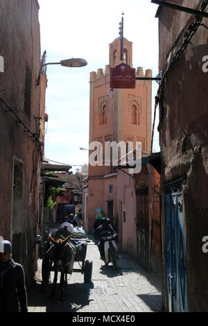 Typische Szene in Marrakesch, Marokko: ein Moped überholt ein Eselskarren und Fußgänger Stockfoto