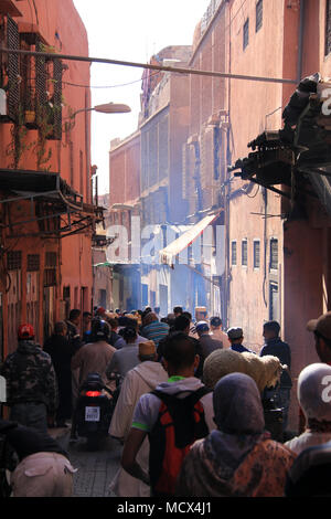 Stau in der Fußgängerzone der Medina in Marrakesch, Marokko Stockfoto