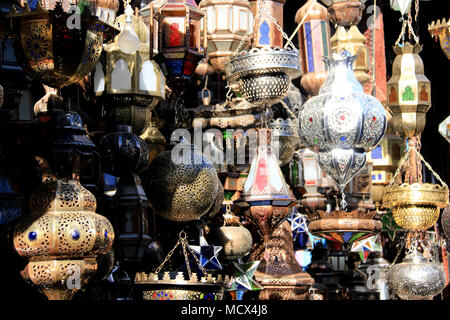 Traditionelle bunte orientalische Laternen zum Verkauf an der alten Souk in Marrakesch, Marokko Stockfoto