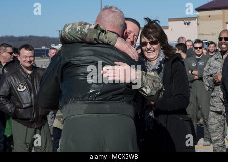 Oberst Jack "Jody" Richmond, 130 Operationen Gruppenkommandant, Aktien eine Umarmung mit Generalmajor James A. Hoyer, der Adjutant General von der West Virginia National Guard, der nach seinem "fini Flug" März 3, 2018, McLaughlin Air National Guard Base, Charleston, W. Virginia. Richmond war mehr als 28 Jahre in der Air National Guard und ist ein Veteran der Operationen Iraqi Freedom und Enduring Freedom. (U.S. Air National Guard Foto von Airman 1st Class Kaleb Vance) Stockfoto