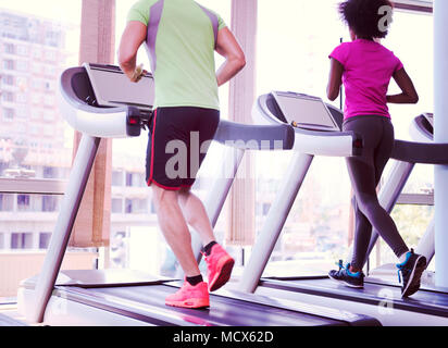 junge Leute Exercisinng Cardio am Laufband laufen Chine im modernen Fitnessraum Stockfoto