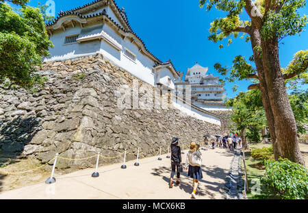 Unten Weitwinkelansicht Himeji Castle Wände und Touristen in Japan Stockfoto