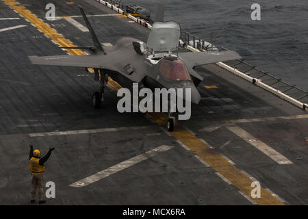 Eine F-35B Blitz II berührt auf der USS Wasp (LHD-1), Kennzeichnung der F-35 B's ersten operationellen Bereitstellung mit einem Marine Expeditionary Unit, 5. März 2018. Marine Fighter Attack Squadron 121 begonnen, eine Trennung der F-35 Bs auf der USS Wasp für Frühjahr Patrouille des 31 Marine Expeditionary Unit 2018. Wie das Marine Corps' nur kontinuierlich vorwärts - bereitgestellt MEU, den 31 MEU bietet eine flexible Kraft bereit, eine breite Palette von militärischen Operationen auszuführen. (U.S. Marine Corps Foto von Cpl. Bernadette Wildes) Stockfoto