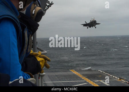 Eine F-35B Lighitng II führt deck Landung Qualifikationen auf der USS Wasp (LHD-1), 5. März 2018. Marine Fighter Attack Squadron 121 begonnen, eine Trennung der F-35 Bs auf der USS Wasp für Frühjahr Patrouille des 31 Marine Expeditionary Unit 2018, Kennzeichnung der ersten operationellen Einsatz der F-35 B mit einem MEU. Wie das Marine Corps' nur kontinuierlich vorwärts - bereitgestellt MEU, den 31 MEU bietet eine flexible Kraft bereit, eine breite Palette von militärischen Operationen auszuführen. (U.S. Marine Corps Foto von Cpl. Bernadette Wildes) Stockfoto