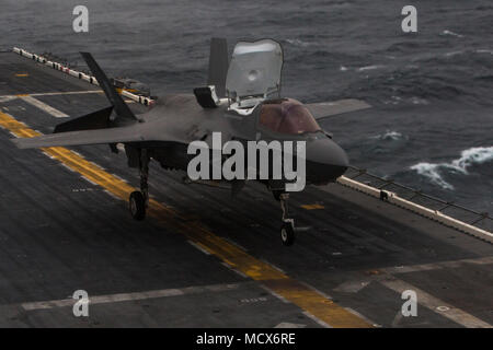 Eine F-35B Blitz II berührt auf der USS Wasp (LHD-1), Kennzeichnung der F-35 B's ersten operationellen Bereitstellung mit einem Marine Expeditionary Unit, 5. März 2018. Marine Fighter Attack Squadron 121 begonnen, eine Trennung der F-35 Bs auf der USS Wasp für Frühjahr Patrouille des 31 Marine Expeditionary Unit 2018. Wie das Marine Corps' nur kontinuierlich vorwärts - bereitgestellt MEU, den 31 MEU bietet eine flexible Kraft bereit, eine breite Palette von militärischen Operationen auszuführen. (U.S. Marine Corps Foto von Cpl. Bernadette Wildes) Stockfoto