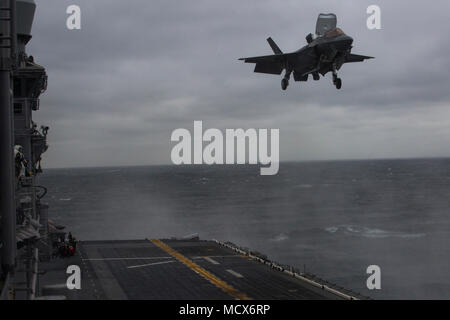 Eine F-35B Blitz II führt deck Landung Qualifikationen auf der USS Wasp (LHD-1), 5. März 2018. Marine Fighter Attack Squadron 121 begonnen, eine Trennung der F-35 Bs auf der USS Wasp für Frühjahr Patrouille des 31 Marine Expeditionary Unit 2018, Kennzeichnung der ersten operationellen Einsatz der F-35 B mit einem MEU. Wie das Marine Corps' nur kontinuierlich vorwärts - bereitgestellt MEU, den 31 MEU bietet eine flexible Kraft bereit, eine breite Palette von militärischen Operationen auszuführen. (U.S. Marine Corps Foto von Cpl. Bernadette Wildes) Stockfoto