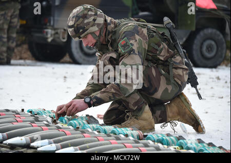 Die französischen Soldaten bereiten 120 mm Runden für Mörtel brand Missionen als Teil der Übung dynamische Vordere 18 an der US-Armee Grafenwöhr Training Area (Deutschland), März 05, 2018. Die Übung umfasst ca. 3.700 Teilnehmer aus 26 Nationen. Dynamische Vordere ist eine jährliche US-Army Europe (USAREUR) Übung konzentriert sich auf die Interoperabilität der US-Armee, gemeinsame Service- und Alliierten nation Artillerie und Fire Support im multinationalen Umfeld, von Theater-Hauptquartier, um Ziele festzulegen, zu gun Crews ziehen Schlüsselbänder im Feld. (U.S. Armee Foto von Gertrud Zach) Stockfoto