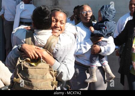 Die Georgia National Guard Youth Challenge Academy ist ein strukturiertes Programm, das von der United States National Guard betrieben wird, um gefährdete Jugendliche in Ausbildung und Disziplin auszubilden. Das Archivbild dokumentiert einen Moment des Familientreffens während eines Familientages in Fort Stewart, Georgia am 3. März 2018 nach mehrwöchiger Trennung während des Trainings. Stockfoto