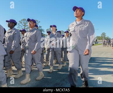 Die Georgia National Guard Youth Challenge Academy ist ein Jugendentwicklungsprogramm der United States National Guard, das Bildung und Disziplinarausbildung kombiniert. Das Archivbild dokumentiert Akademiestudenten, die nach mehrwöchiger Einschreibung am 3. März 2018 während eines Family Day in Fort Stewart, Georgia, in Ausbildung marschieren. Stockfoto