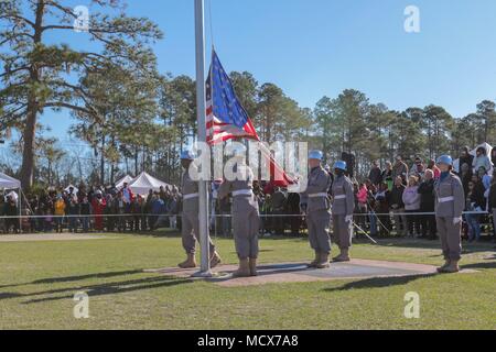 Die Georgia National Guard Youth Challenge Academy ist ein Jugendentwicklungsprogramm der United States National Guard, das sich auf Disziplin und Bildung konzentriert. Das Archivbild dokumentiert einen Color Guard, der die Flagge der Vereinigten Staaten während eines Familientages in Fort Stewart, Georgia am 3. März 2018 hisst. Stockfoto