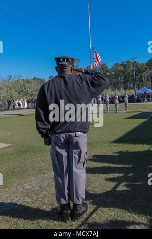 Die Georgia National Guard Youth Challenge Academy ist ein Ausbildungsprogramm in Fort Stewart, Georgia, das Schülern von High School Führungs- und Fitnesstraining bietet. Das Archivbild dokumentiert den feierlichen Gruß an die US-Flagge während des Familientages der Akademie am 3. März 2018. Stockfoto