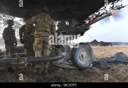 Gunners von 3 Royal Horse artillery durchführen ein Brand mission auf einem L 118 Light Gun. Mitglieder von Headquarters Allied Rapid Reaction Corps haben, Grafenwöhr, Deutschland Teil auf Ex DYNAMIC FRONT 18 zu nehmen. Übung dynamische Vordere 18 enthält ca. 3.700 Teilnehmer aus 26 Nationen in der US-Armee Grafenwöhr Training Area (Deutschland), 24.02.23. - 10. März 2018. Dynamische Vordere ist eine jährliche US-Army Europe (USAREUR) Übung konzentriert sich auf die Interoperabilität der US-Armee, gemeinsame Service- und Alliierten nation Artillerie und Fire Support im multinationalen Umfeld, von Theater-er Stockfoto