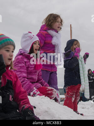 67 Musher startete die 46. jährliche Iditarod Trail Sled Dog Race mit einem 11-Meile zeremoniellen Start in Anchorage, Alaska, 3. März 2018. "Das letzte große Rennen der Welt" wirft 1.000 Meilen von Alaska zackige Gebirgszüge, gefrorene Flüsse, dichte Wälder, öde Tundra und Meilen von windigen Küste an der Musher und ihre Hunde Teams, als sie ihre Augen auf die Ziellinie in Nome, auf der Bering Meer Küste. (U.S. Air Force Foto von älteren Flieger Curt Strand) Stockfoto