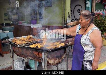 Frau, die Huhn in Misahualli röstet.Rio Napo.Amazonas-Region von Ecuador Stockfoto