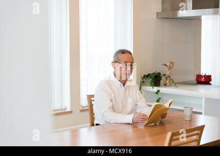 Senior woman Lesebuch Stockfoto