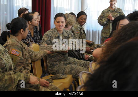 Staff Sgt. Emily Torres erreicht für die gewichteten Korb, wie durch Teamarbeit demonstrieren, sie kann helfen, entlasten und das Gewicht ihrer Kolleginnen und Kollegen Schwestern Carry-in-Arms, 5. März an der Schwestern-in-Arme treffen und grüßen auf der Armstrong Club an der Vogelweh Wohnanlage befindet. Stockfoto