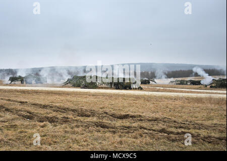 Britische Soldaten Feuer 105 mm L 118 leichte Waffen als Teil der Übung dynamische Vordere 18 an der US-Armee Grafenwöhr Training Area (Deutschland), 06. März 2018. Übung dynamische Vordere 18 enthält ca. 3.700 Teilnehmer aus 26 Nationen in der US-Armee Grafenwöhr Training Area (Deutschland), 24.02.23. - 10. März 2018. Dynamische Vordere ist eine jährliche US-Army Europe (USAREUR) Übung konzentriert sich auf die Interoperabilität der US-Armee, gemeinsame Service- und Alliierten nation Artillerie und Fire Support im multinationalen Umfeld, von Theater-Hauptquartier, um Ziele festzulegen, zu gun Crews ziehen Schlüsselbänder Stockfoto