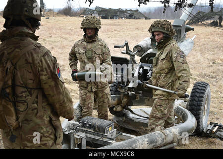 Britische Soldaten Durchführung Missionen mit einem 105-mm-L 118 Light Gun als Teil der Übung dynamische Vordere 18 an der US-Armee Grafenwöhr Training Area (Deutschland), 06. März 2018. Übung dynamische Vordere 18 enthält ca. 3.700 Teilnehmer aus 26 Nationen in der US-Armee Grafenwöhr Training Area (Deutschland), 24.02.23. - 10. März 2018. Dynamische Vordere ist eine jährliche US-Army Europe (USAREUR) Übung konzentriert sich auf die Interoperabilität der US-Armee, gemeinsame Service- und Alliierten nation Artillerie und Fire Support im multinationalen Umfeld, von Theater-Hauptquartier, um Ziele festzulegen, zu Gun Stockfoto