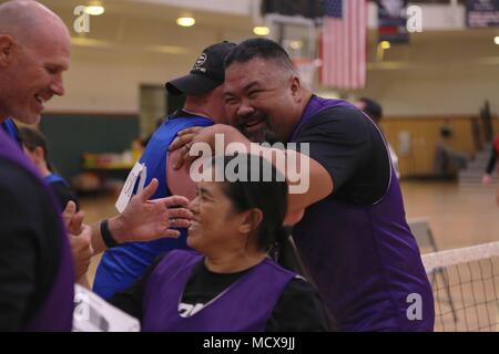 Pensionierte US-Armee Sgt. Ala Iontana früher Krieger Übergang Bataillon, Schofield Kasernen, Hawaii und Mannschaftskameraden zugewiesen jedes andere nach einem Spiel während der Volleyball Turnier in Fort Bliss, Texas, 3. März 2018 gratulieren. 74 Verwundete, Kranke oder Verletzte aktiven Soldaten und Veteranen nehmen an einer Reihe von Veranstaltungen, die in Fort Bliss, Texas, 24.02.27 durch den 9. März 2018 gehalten werden, sind als Stellvertretender Chef des Stabes, Krieger und Übergang beherbergt die 2018 US-Armee Studien. (U.S. Armee Foto von Pfc. Tescia Mims) Stockfoto