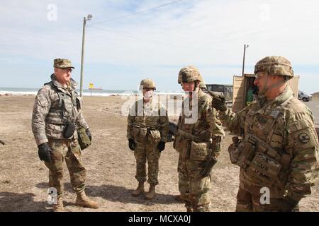 Chief Warrant Officer 4 Cameron Berry aus dem 338 Transport Loslösung, Ft. Eustis, VA trifft sich mit Brig. Gen. Nikki Olive, Generalmajor A. Ray Königshäusern und Command Sgt. Maj. Lawrence Arnold von der Küste während CSTX 78-18-03, JEB-Ft. Geschichte, VA, 6. März 2018. CSTX 78-18-03 ist ein Kampf Support Training übung, die sicherstellt, dass America's Army Reserve Einheiten und Soldaten ausgebildet sind und bereit, auf kurze bereitstellen - Bekanntmachung und fähig, Bekämpfung bereit, und tödlichen Feuerkraft zur Unterstützung der Armee und unsere gemeinsamen Partner überall in der Welt. (U.S. Army Reserve Foto: Staff Sgt. Christopher Stockfoto