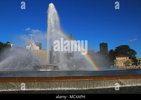 Ein Regenbogen in den Gewässern von Pittsburgh's Point State Park Brunnen gezeigt wird Stockfoto