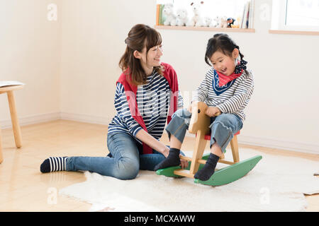 Mutter und Tochter spielen im Kinderzimmer Stockfoto