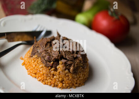 Lammfleisch mit Bulgur Pilaw Reis Pilav oder Stockfoto