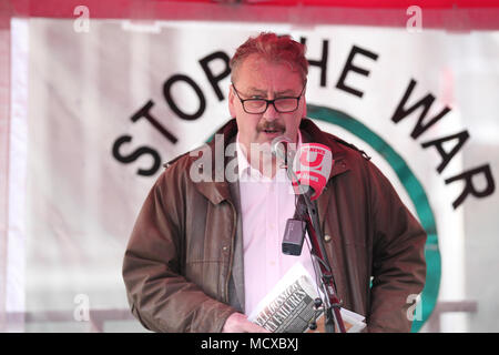 London, UK, 16. April 2018. Zu den Referenten der Stoppt den Krieg auf Syrien Koalition Demonstration im Parlament Platz Stockfoto