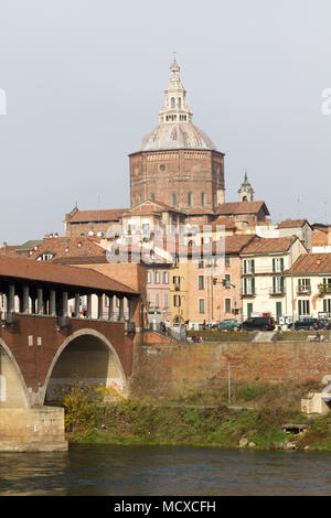 Pavia, Italien. 10. November 2017. Der Ponte Coperto ('BRÜCKE') oder die Ponte Vecchio (Alte Brücke) über den Ticino in Pavia, Italien. Stockfoto