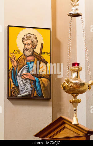 Das Symbol des Heiligen Paters (Simon) in „Chiesa dei Santi Gervasio e Protasio Martiri“ - die Kirche des Heiligen Gervasius und Protasius die Märtyrer“ in Pavia. Stockfoto