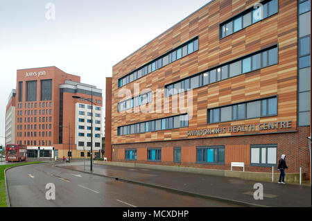 Swindon, Wiltshire, UK, Debenhams, Regent Circus und die Baustelle für die neue Kunst Galerie. Stockfoto