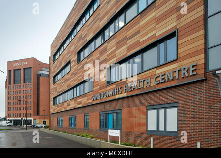 Swindon, Wiltshire, UK, Debenhams, Regent Circus und die Baustelle für die neue Kunst Galerie. Stockfoto